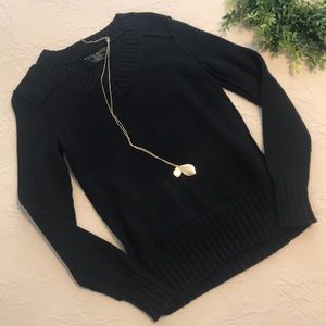 ⬇️ Banana Republic Italian 94% Wool V-Neck Sweater